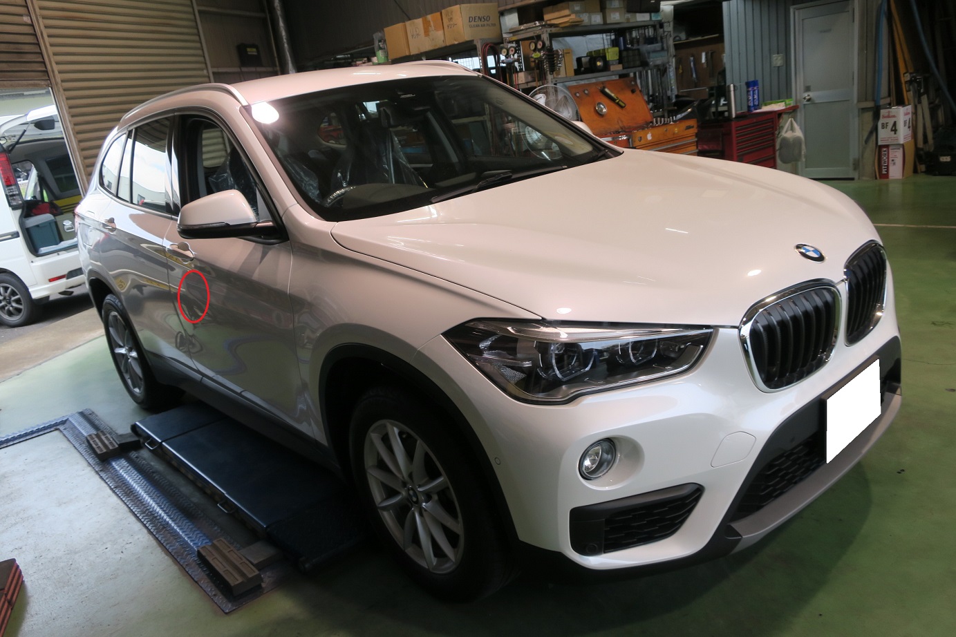 BMW・X1、ドアの凹みをデントリペアで修理（岐阜）